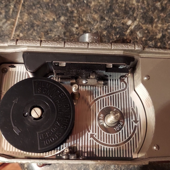 Bell & Howell 8mm movie camera - Picture 3 of 10